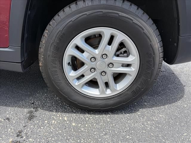 Used 2023 Jeep Grand Cherokee Laredo RWD image 14