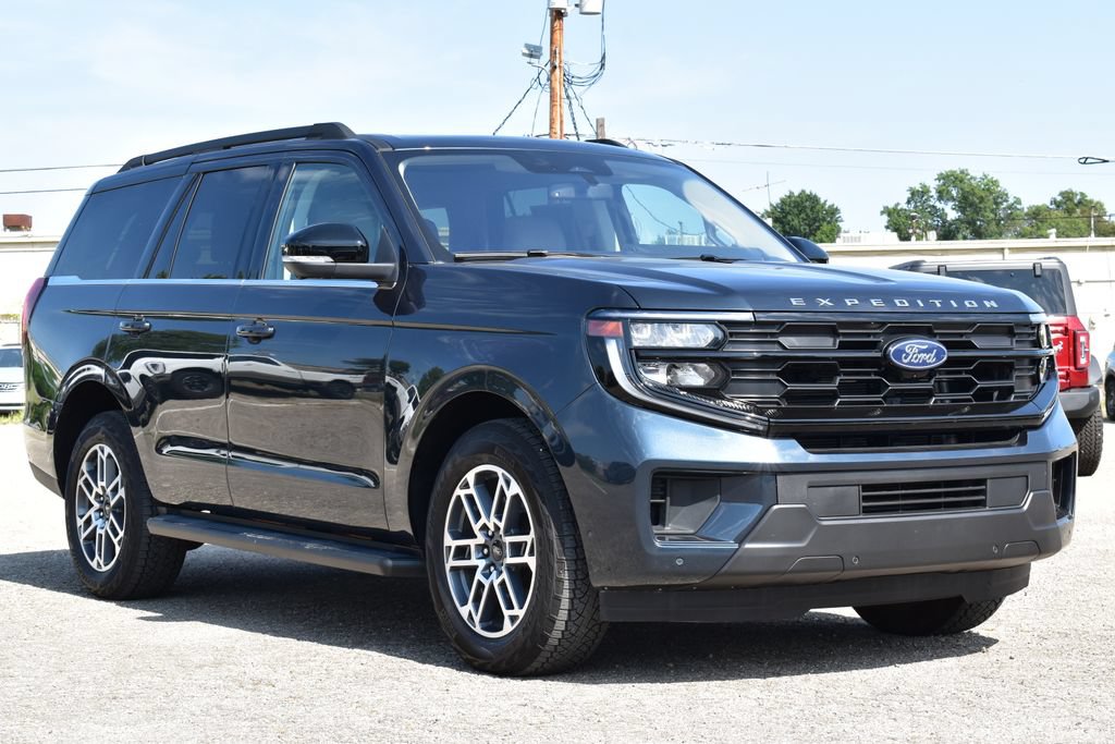 Certified 2025 Ford Expedition Active AWD/4WD image 3
