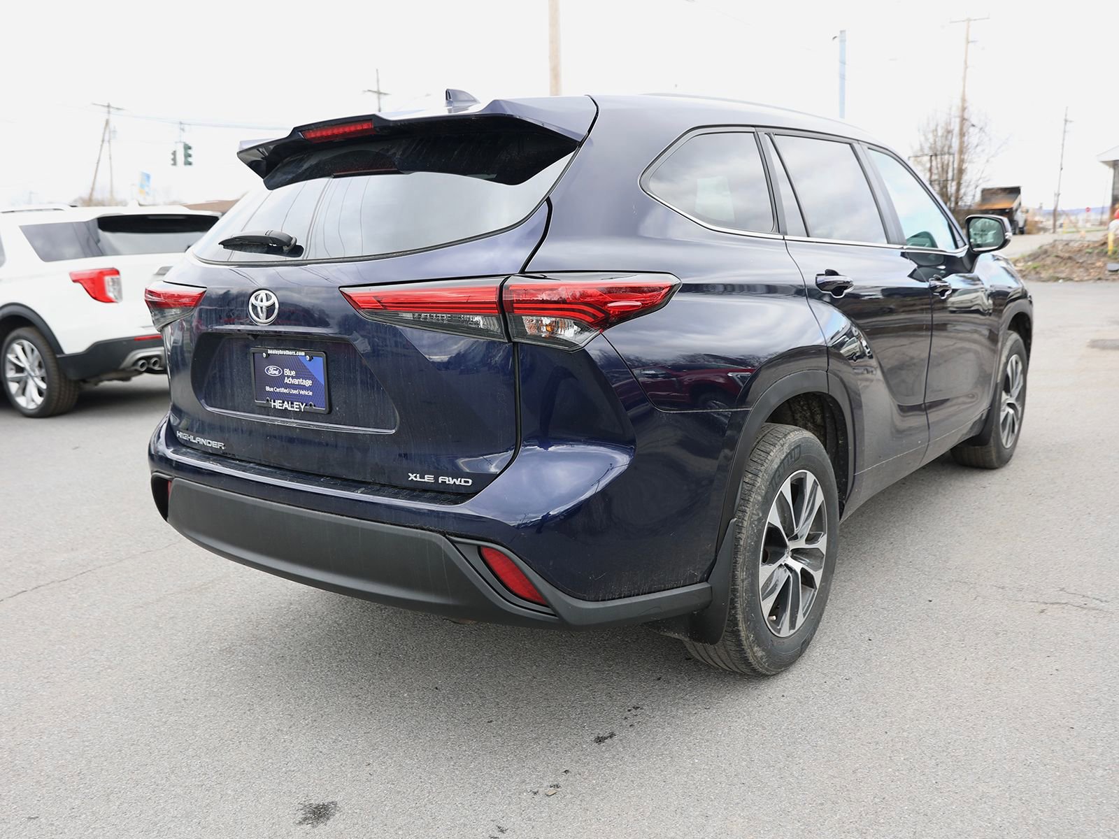 Used 2023 Toyota Highlander XLE AWD/4WD image 4