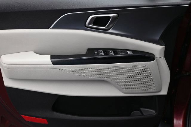 Used 2024 Kia Carnival LX FWD image 17