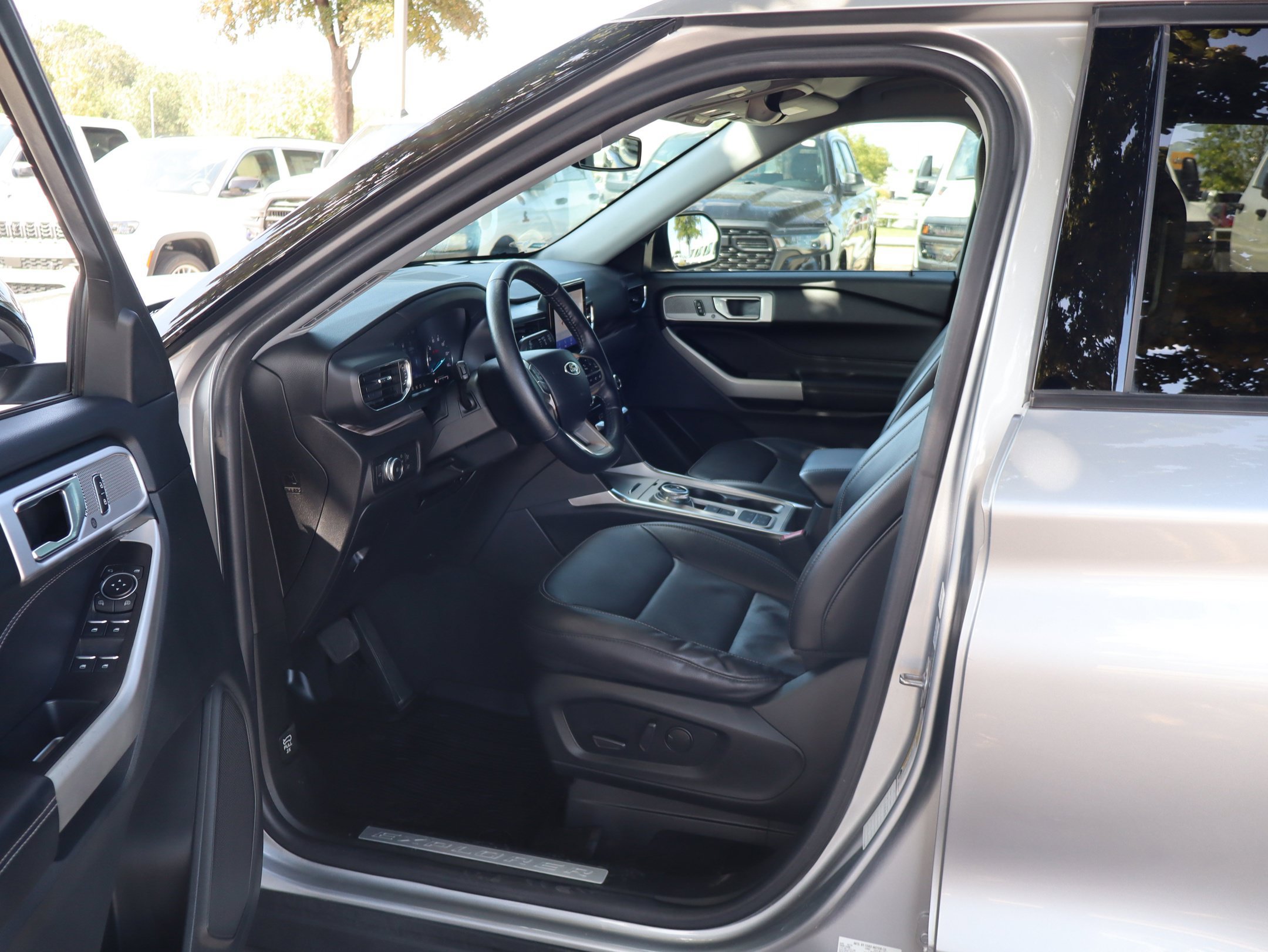 Certified 2022 Ford Explorer Limited RWD image 25