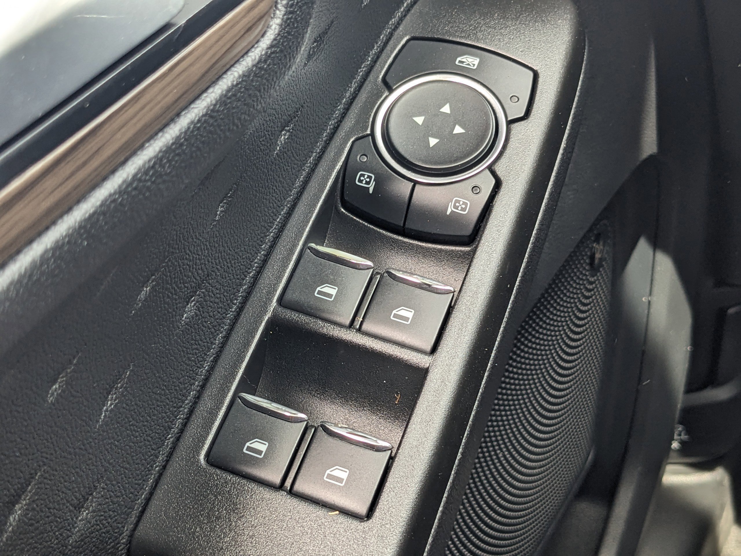 Certified 2020 Ford Escape Titanium image 28