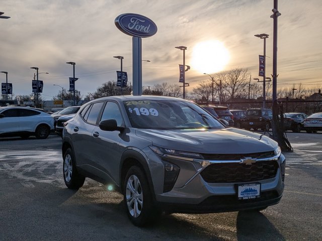 Used 2025 Chevrolet Trax LS FWD image 2