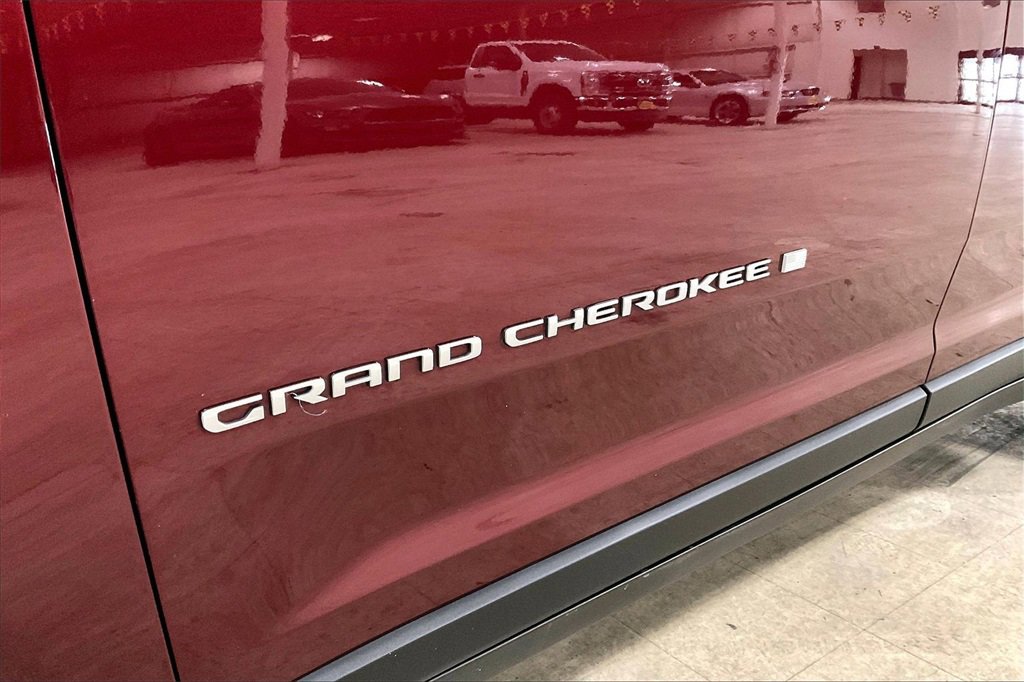 Used 2024 Jeep Grand Cherokee Limited image 8