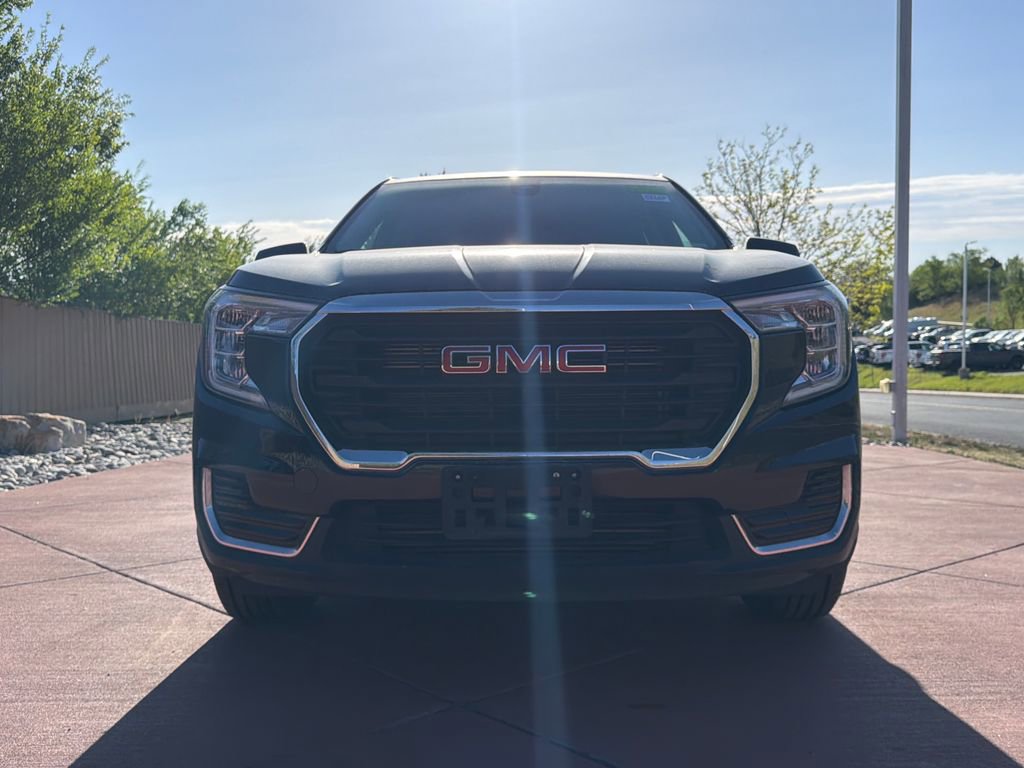 Used 2024 GMC Terrain SLE image 2