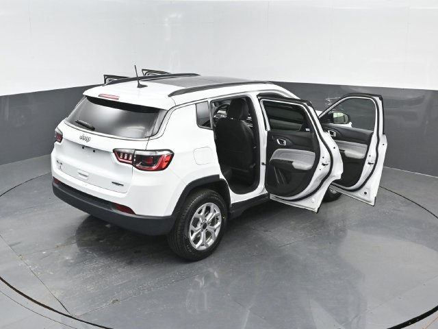 Used 2025 Jeep Compass Latitude w/ Sun & Sound Group AWD/4WD image 28