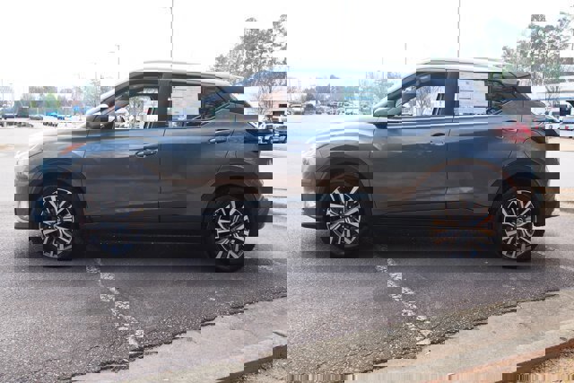 Used 2021 Nissan Kicks SV image 2