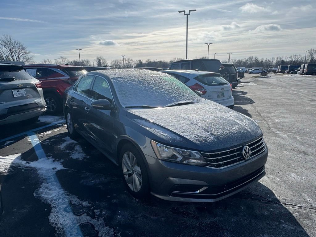 Used 2018 Volkswagen Passat 2.0T SE image 1