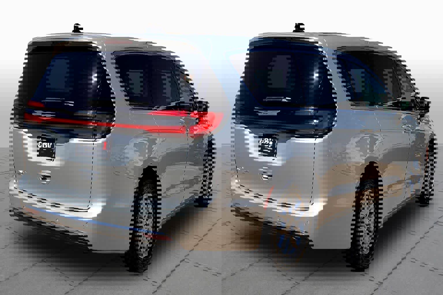 Used 2024 Chrysler Pacifica Touring-L image 3