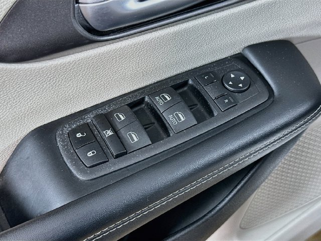 Used 2024 Chrysler Pacifica Touring-L FWD image 23