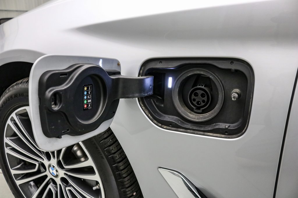 Used 2020 BMW 530e w/ M Sport Package image 12