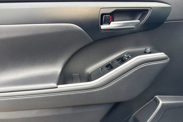 Used 2022 Toyota Highlander XLE image 12