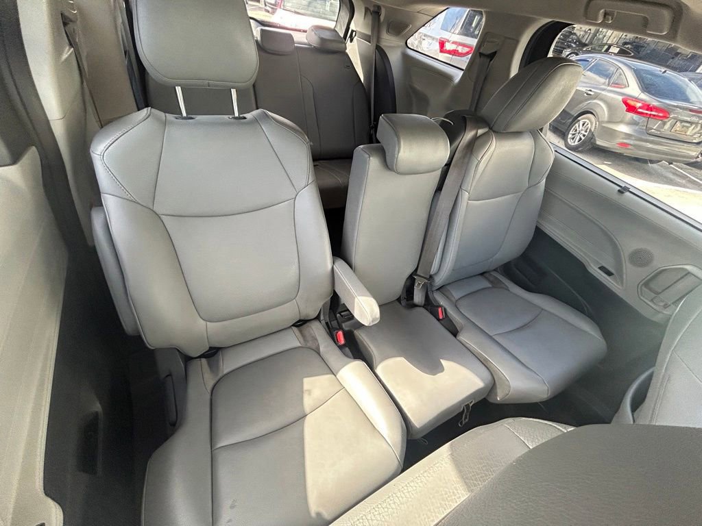 Used 2021 Toyota Sienna XLE image 28