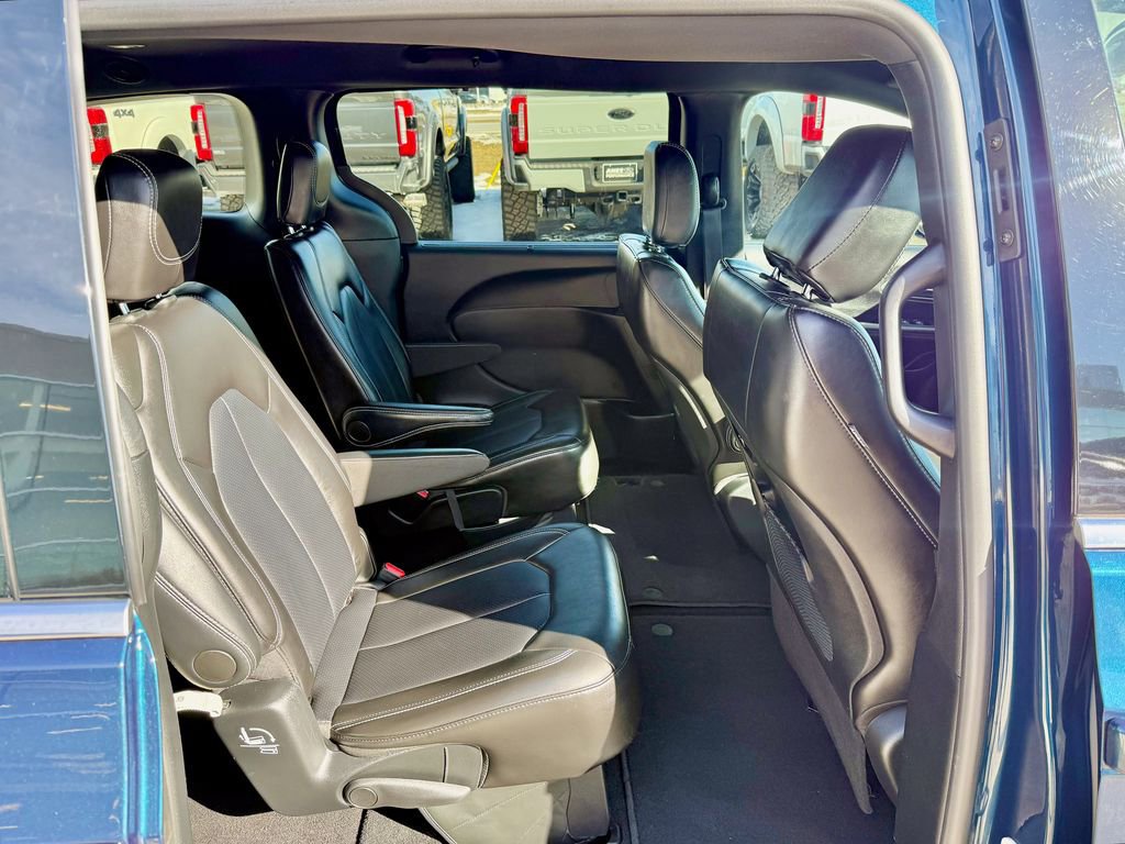 Used 2025 Chrysler Pacifica Select image 19