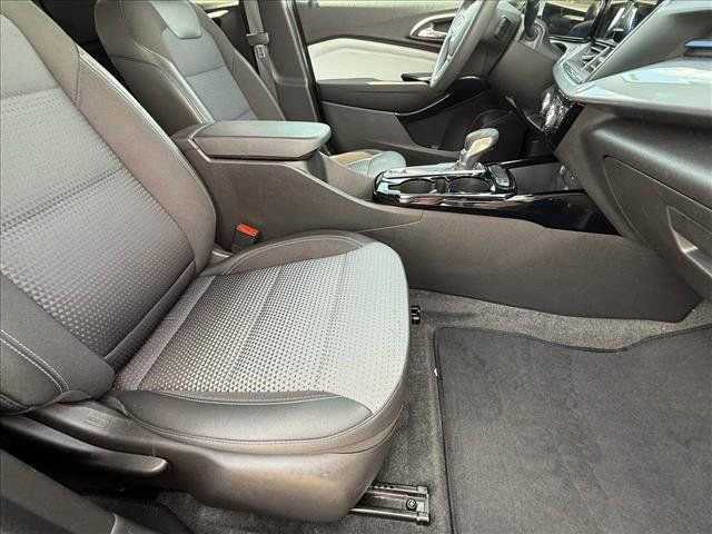 Used 2025 Chevrolet Trax LT image 11