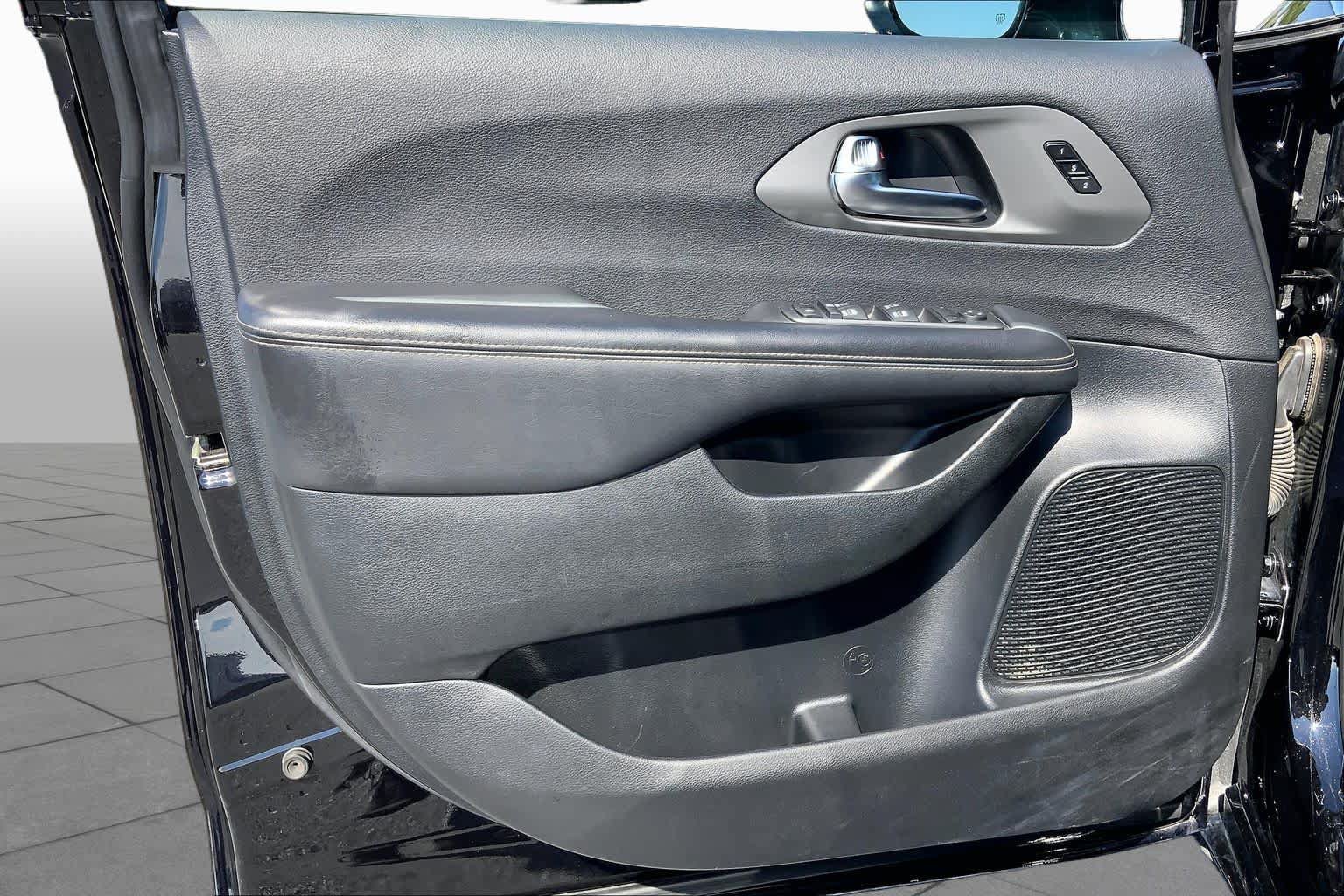 Used 2025 Chrysler Pacifica Select FWD image 21