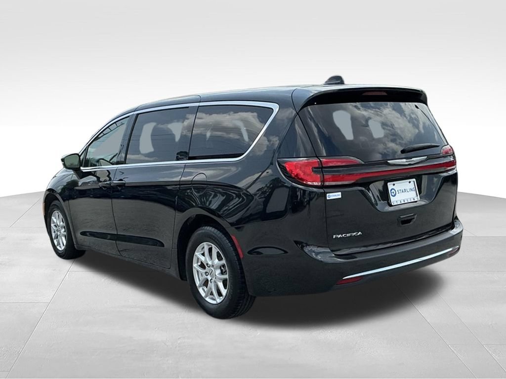 Used 2023 Chrysler Pacifica Touring-L FWD image 7
