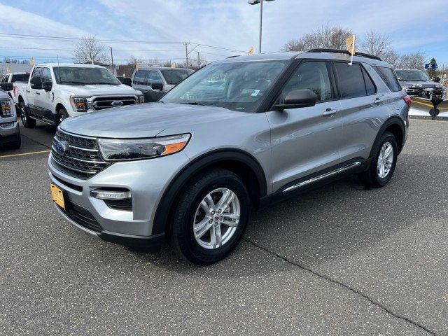 Certified 2022 Ford Explorer XLT w/ Equipment Group 202A AWD/4WD image 3