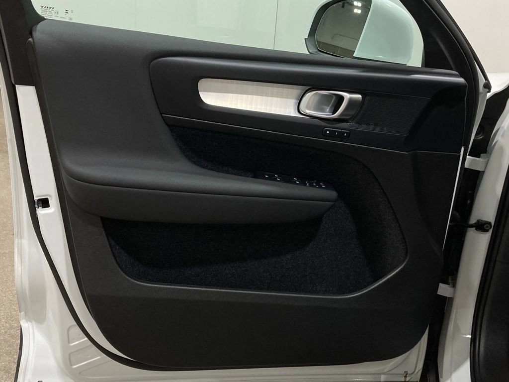 Used 2025 Volvo XC40 B5 Core image 21