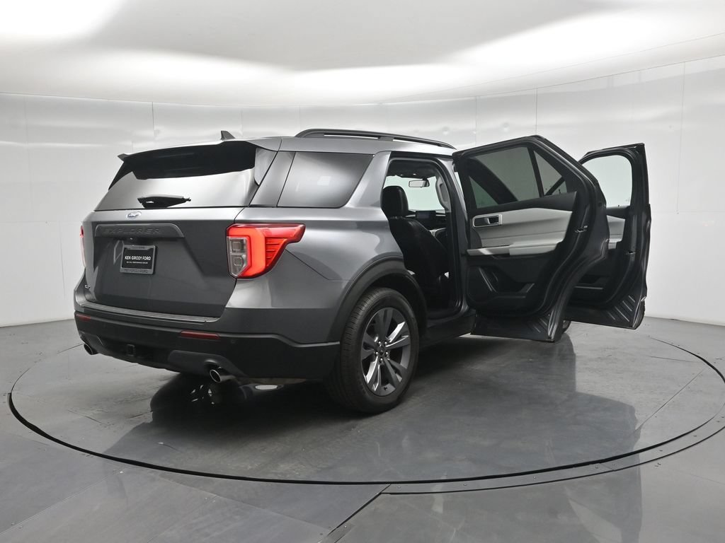 Certified 2021 Ford Explorer XLT w/ Equipment Group 202A RWD image 5