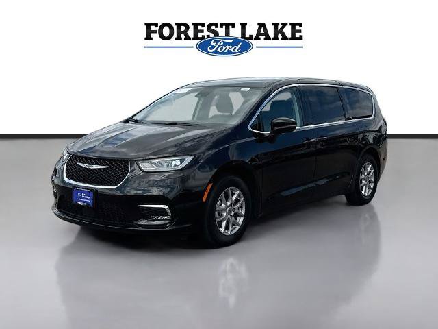 Used 2024 Chrysler Pacifica Touring-L FWD image 3