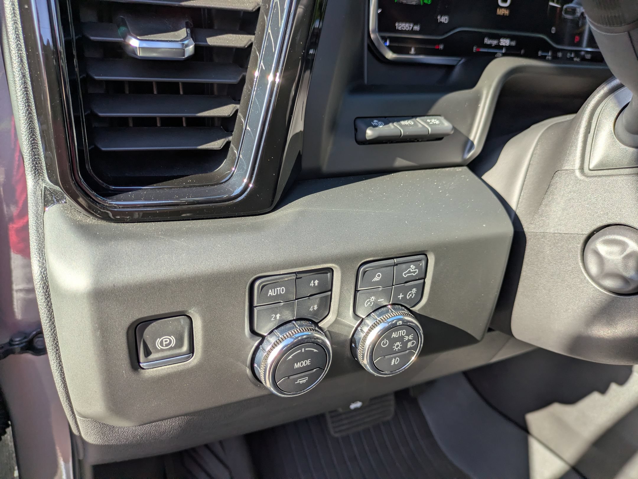 Used 2025 GMC Sierra 1500 AT4 w/ AT4 Premium Package AWD/4WD image 17