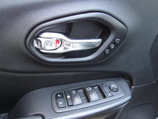 Used 2022 Jeep Cherokee Trailhawk w/ Premium Leather Package AWD/4WD image 23