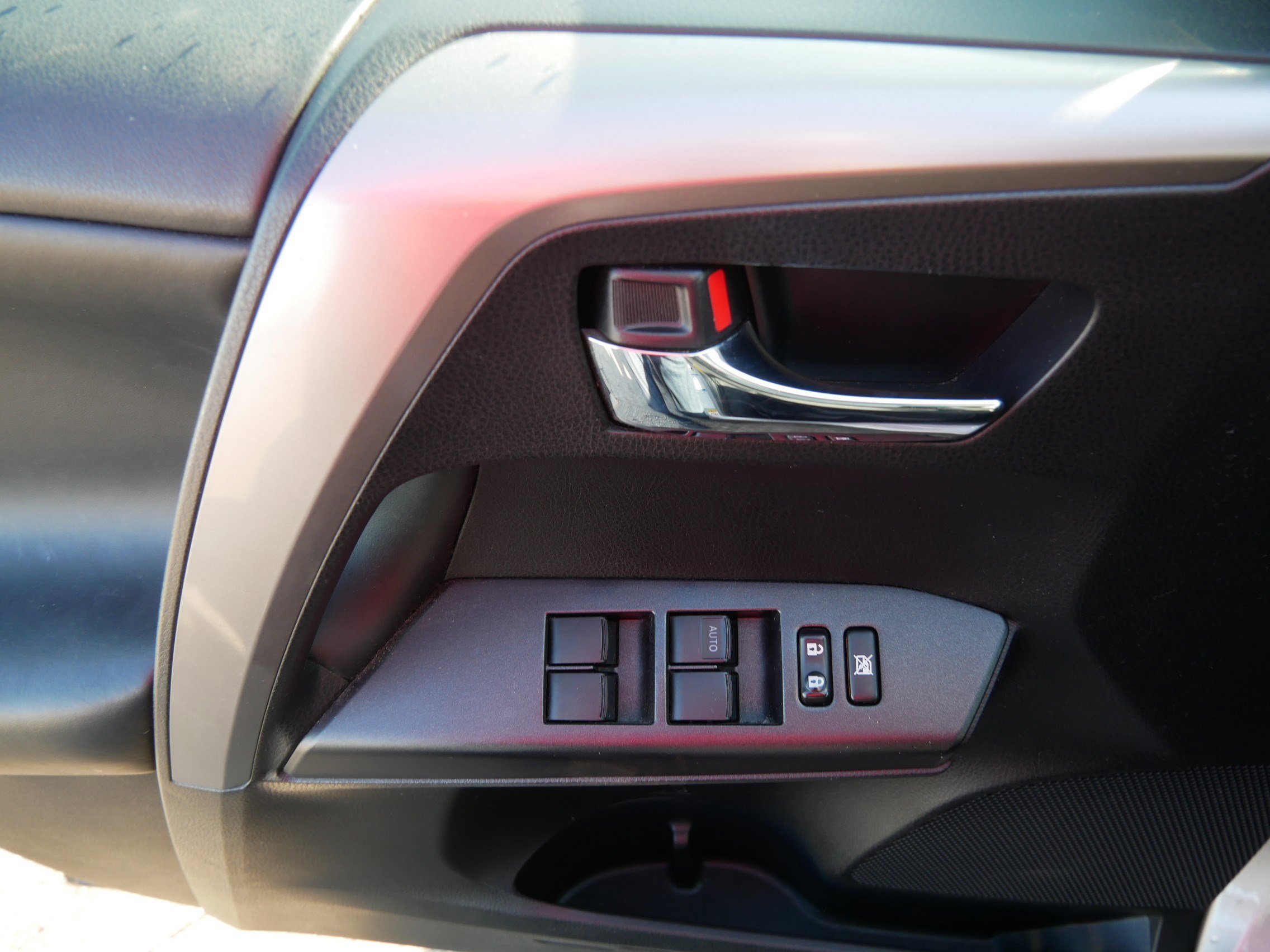 Used 2018 Toyota RAV4 XLE image 11