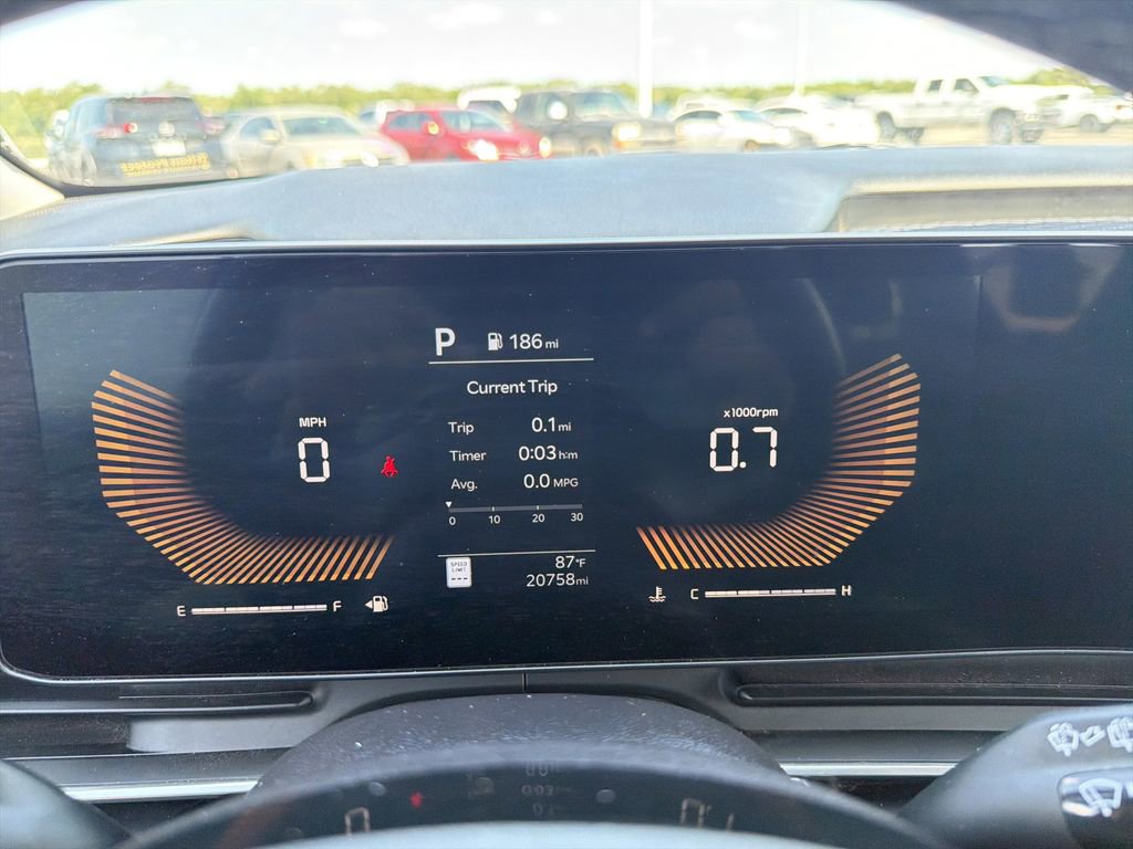 Used 2025 Kia Carnival FWD image 32