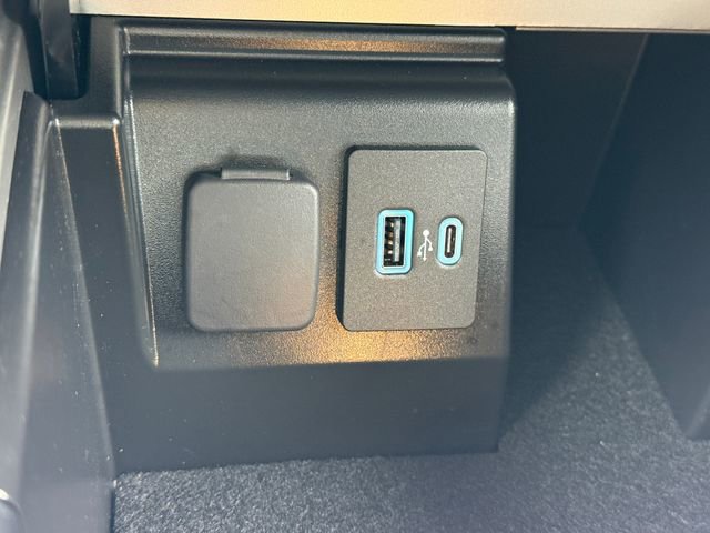 Certified 2022 Ford Explorer XLT w/ Equipment Group 202A image 15