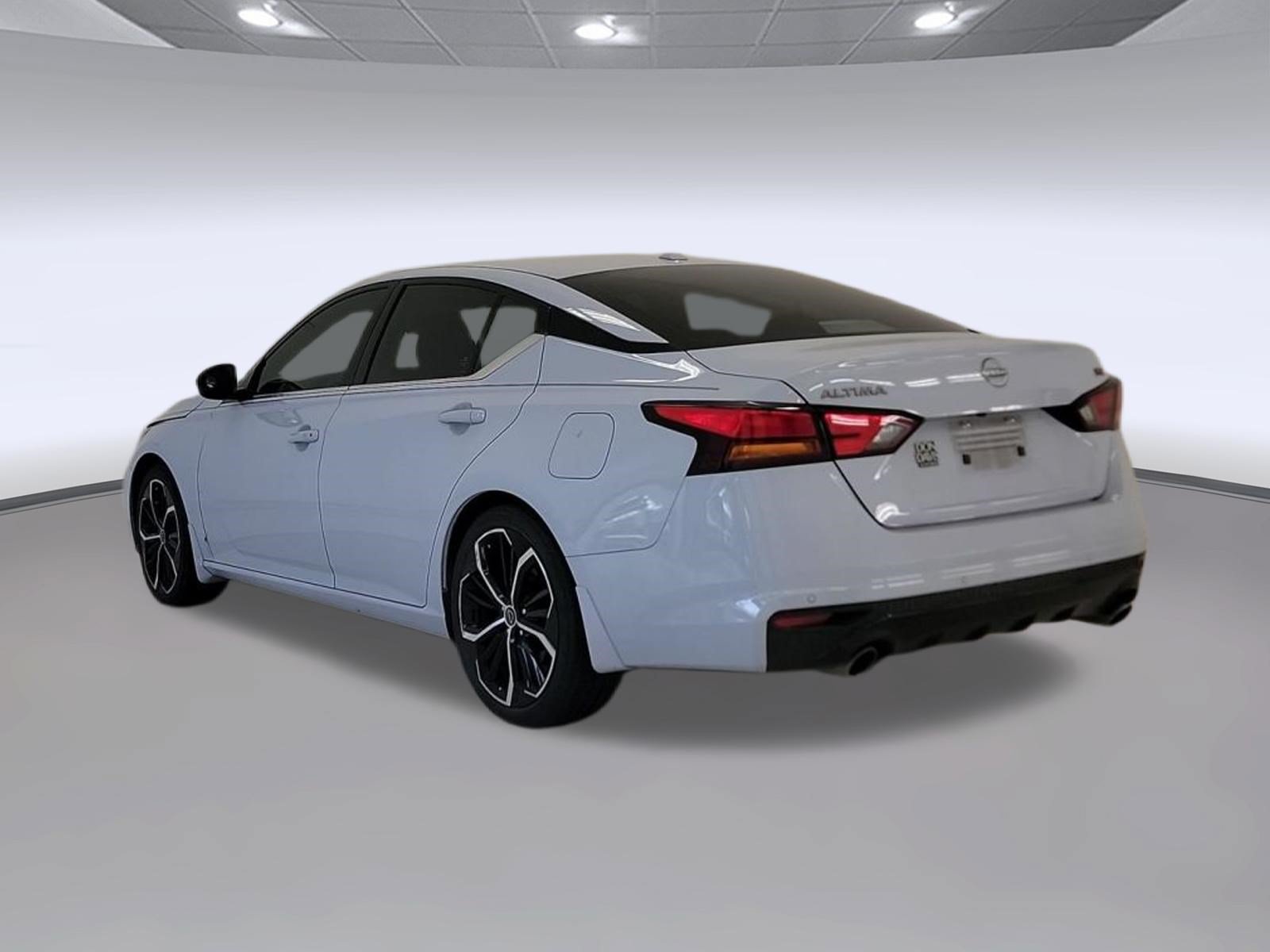 Used 2024 Nissan Altima 2.5 SR w/ SR Premium Package FWD image 3
