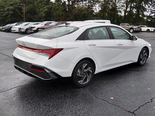 Used 2025 Hyundai Elantra SEL FWD image 4