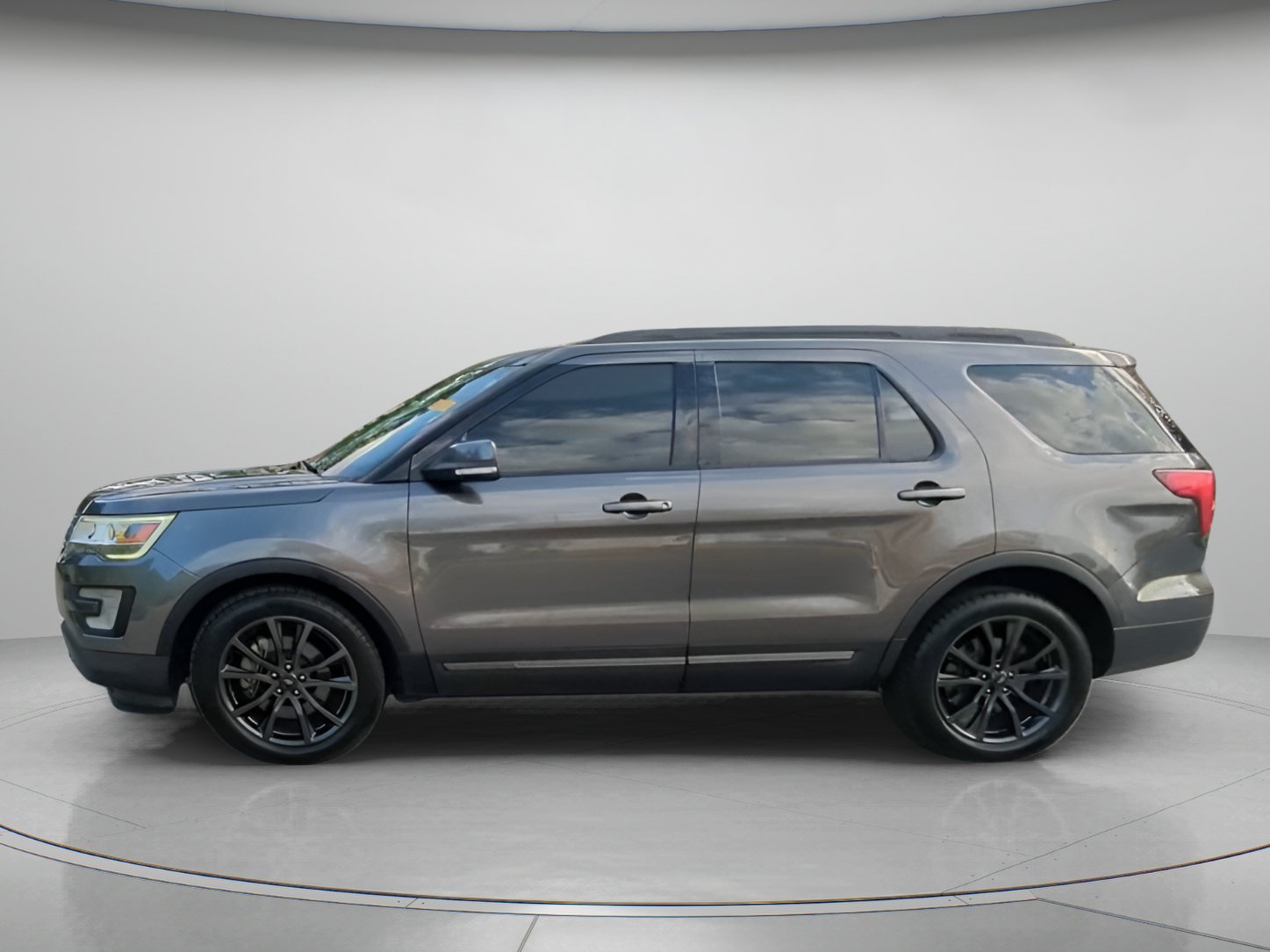 Certified 2017 Ford Explorer XLT w/ Equipment Group 202A FWD image 15