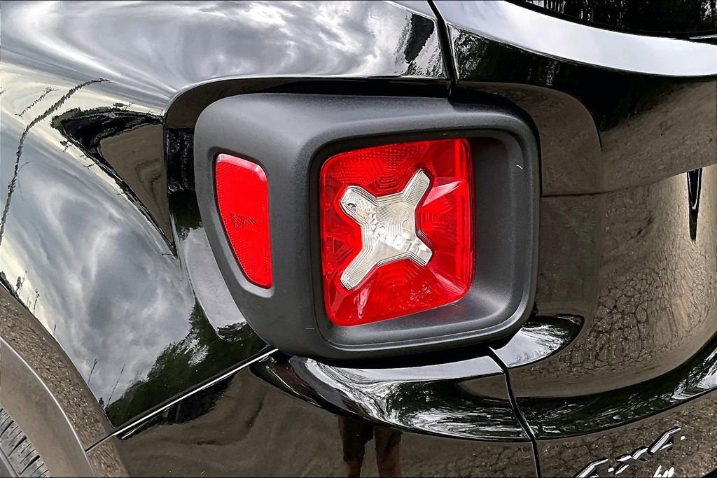 Used 2023 Jeep Renegade Latitude AWD/4WD image 29