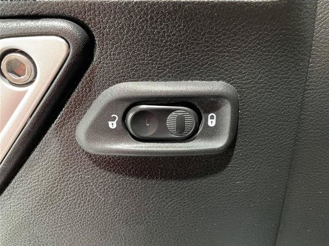 Used 2018 Jeep Wrangler Unlimited Sahara AWD/4WD image 32