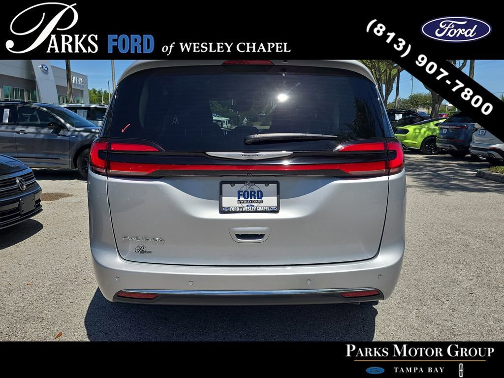 Used 2024 Chrysler Pacifica Touring-L FWD image 4
