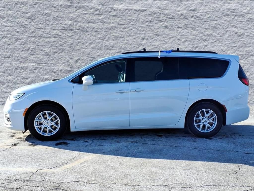 Used 2022 Chrysler Pacifica Touring-L image 2