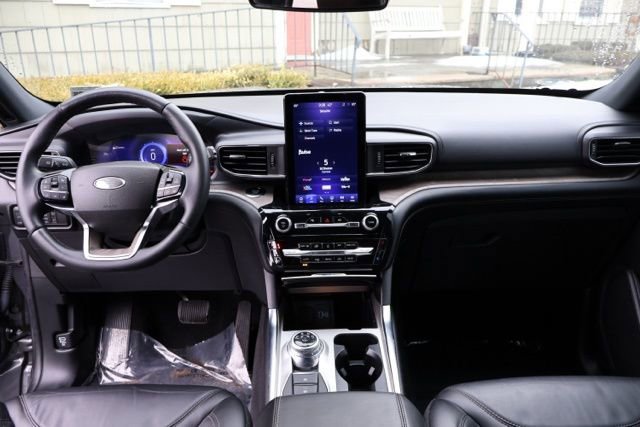 Certified 2023 Ford Explorer Platinum w/ Premium Technology Package image 18