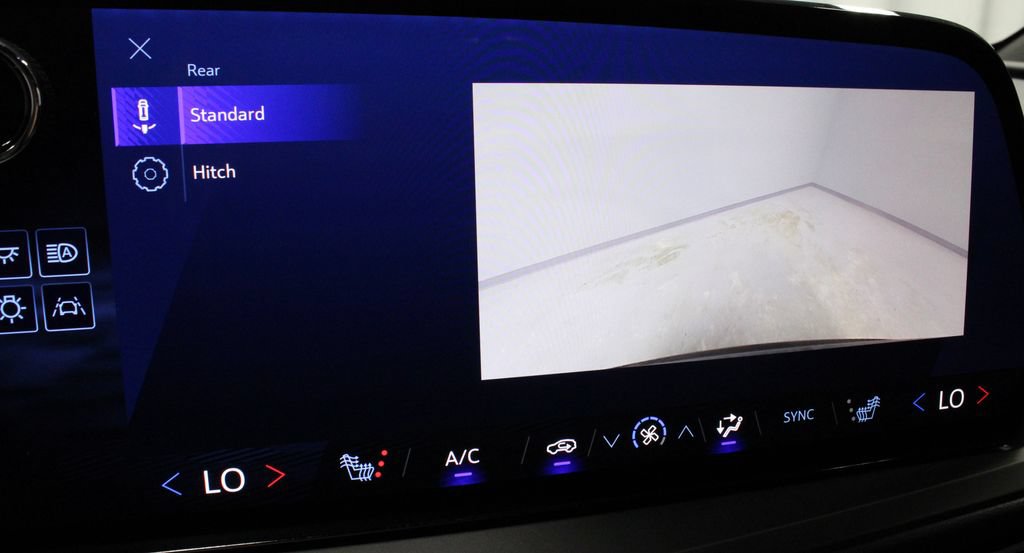 Used 2025 Chevrolet Traverse LT AWD/4WD image 2