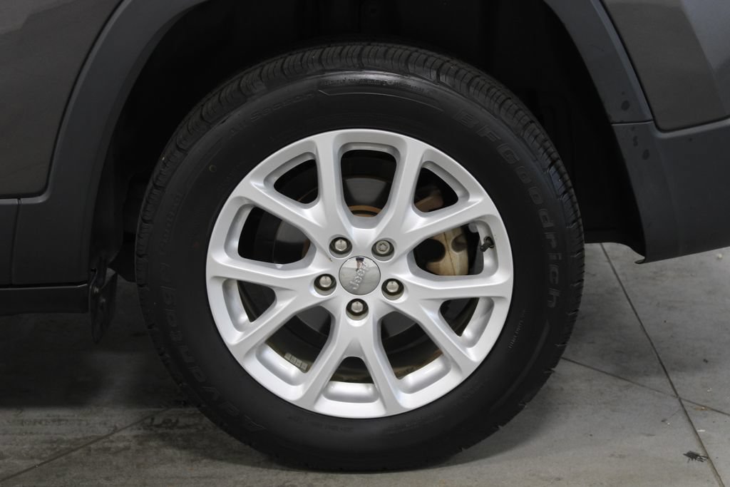 Used 2018 Jeep Cherokee Latitude Plus FWD image 17