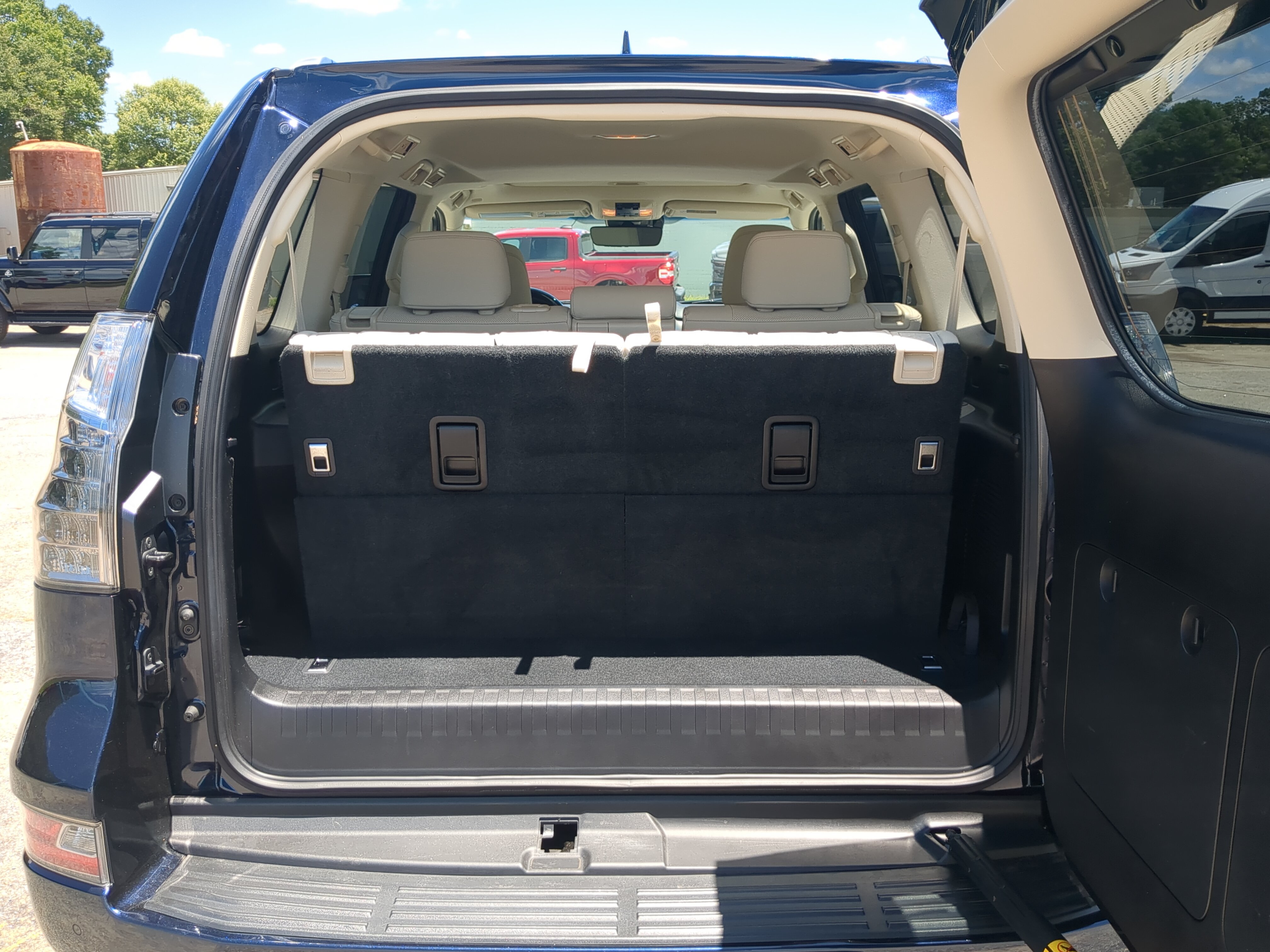 Used 2020 Lexus GX 460 Premium w/ Premium Package AWD/4WD image 11