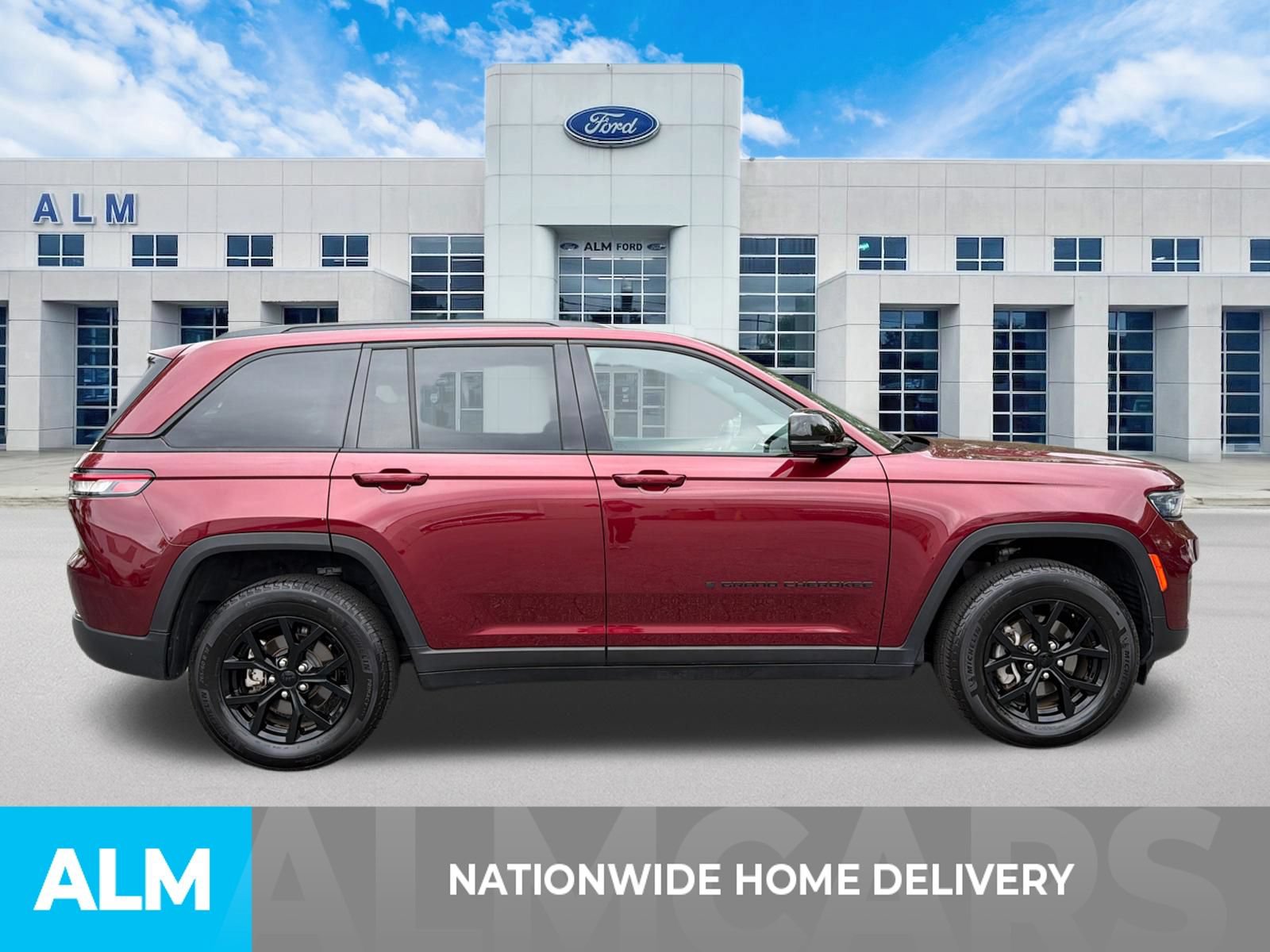 Used 2025 Jeep Grand Cherokee Altitude AWD/4WD image 4