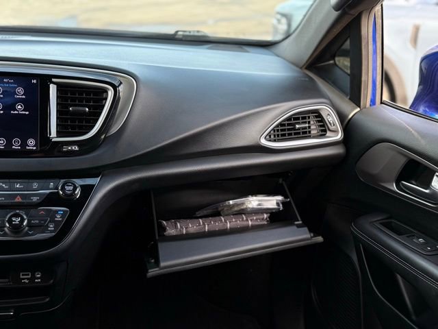 Used 2020 Chrysler Pacifica Touring-L w/ Advanced Safetytec Group image 31