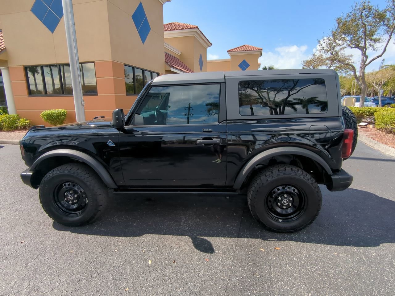 Certified 2023 Ford Bronco Black Diamond image 2