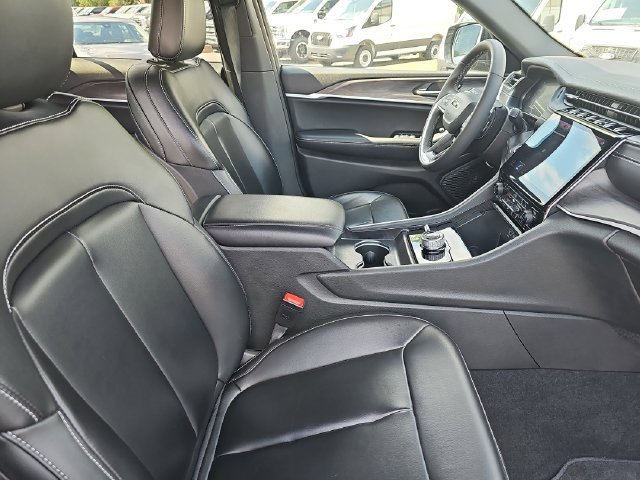 Used 2025 Jeep Grand Cherokee Limited AWD/4WD image 12