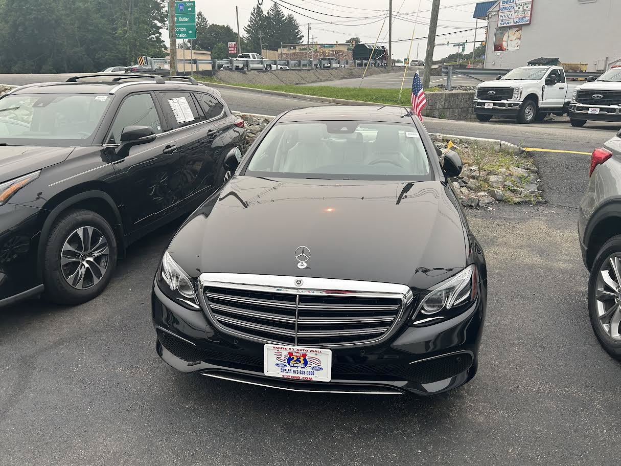 Used 2018 Mercedes-Benz E 300 4MATIC image 2