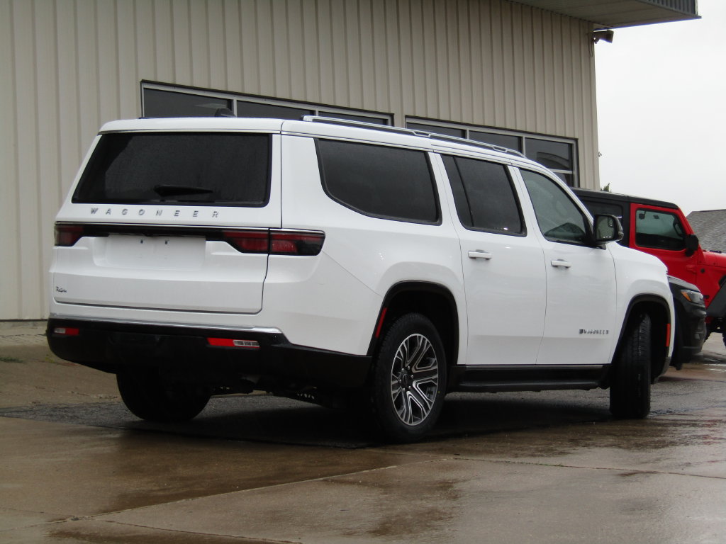 Used 2025 Jeep Wagoneer L Series II AWD/4WD image 3