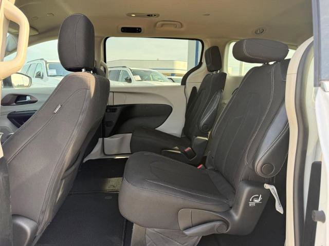 Used 2022 Chrysler Voyager LX image 11