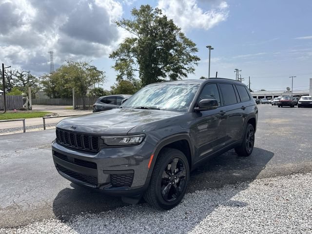 Used 2023 Jeep Grand Cherokee L Altitude AWD/4WD image 3