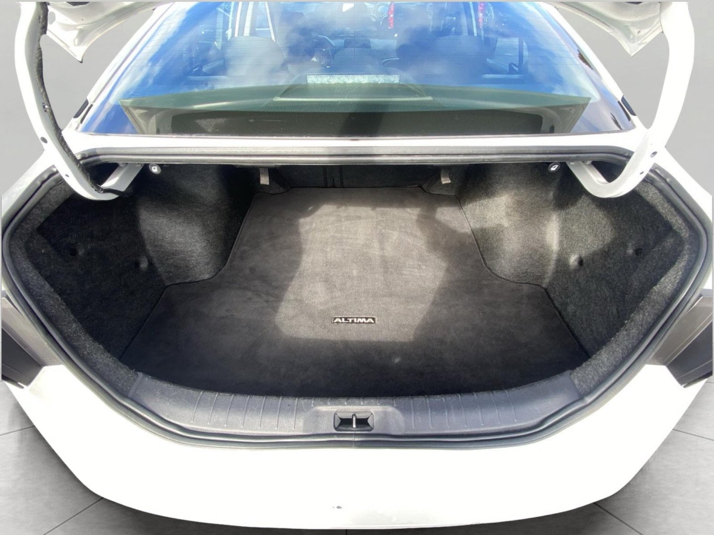 Used 2025 Nissan Altima 2.5 SV FWD image 11